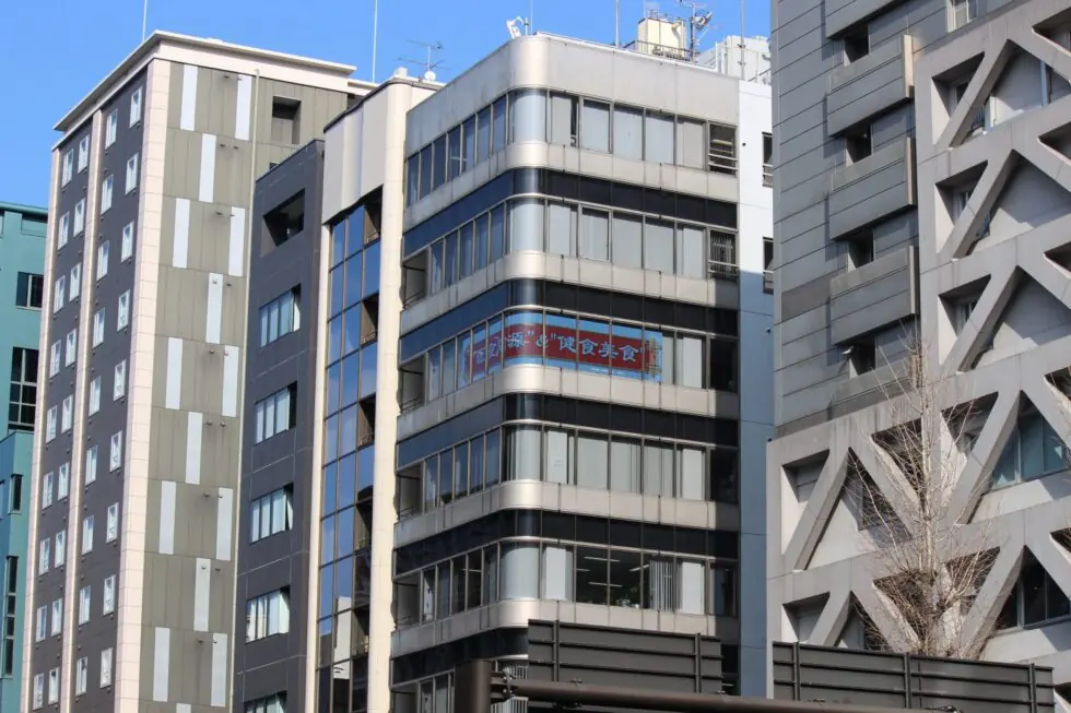 大門駅前ビル窓LED看板
