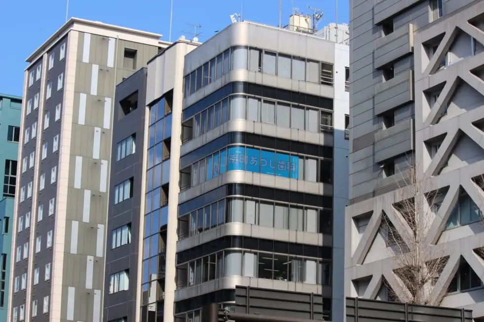 大門駅前ビル窓LED看板