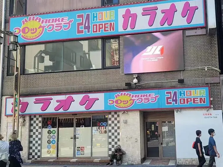 歌舞伎町ビル壁LED看板①