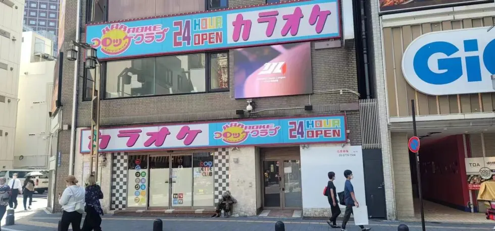 歌舞伎町ビル壁LED看板①