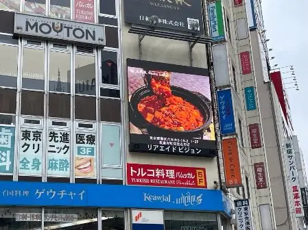 新宿靖国通りビル壁LED看板