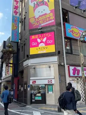 歌舞伎町ビル壁LED看板②