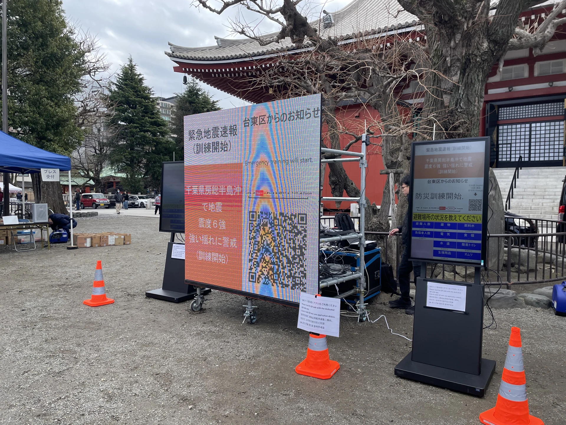 浅草寺境内に設置したLEDビジョンと訓練案内