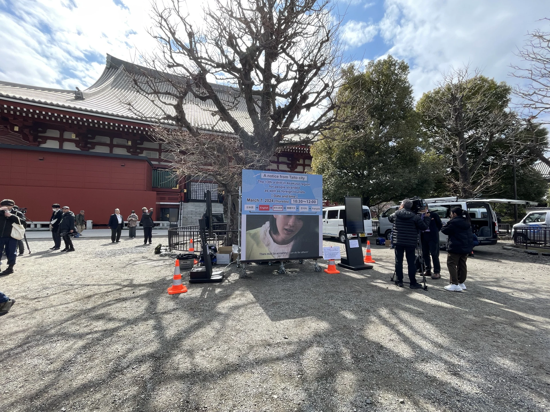 浅草寺境内のLEDビジョン設置風景
